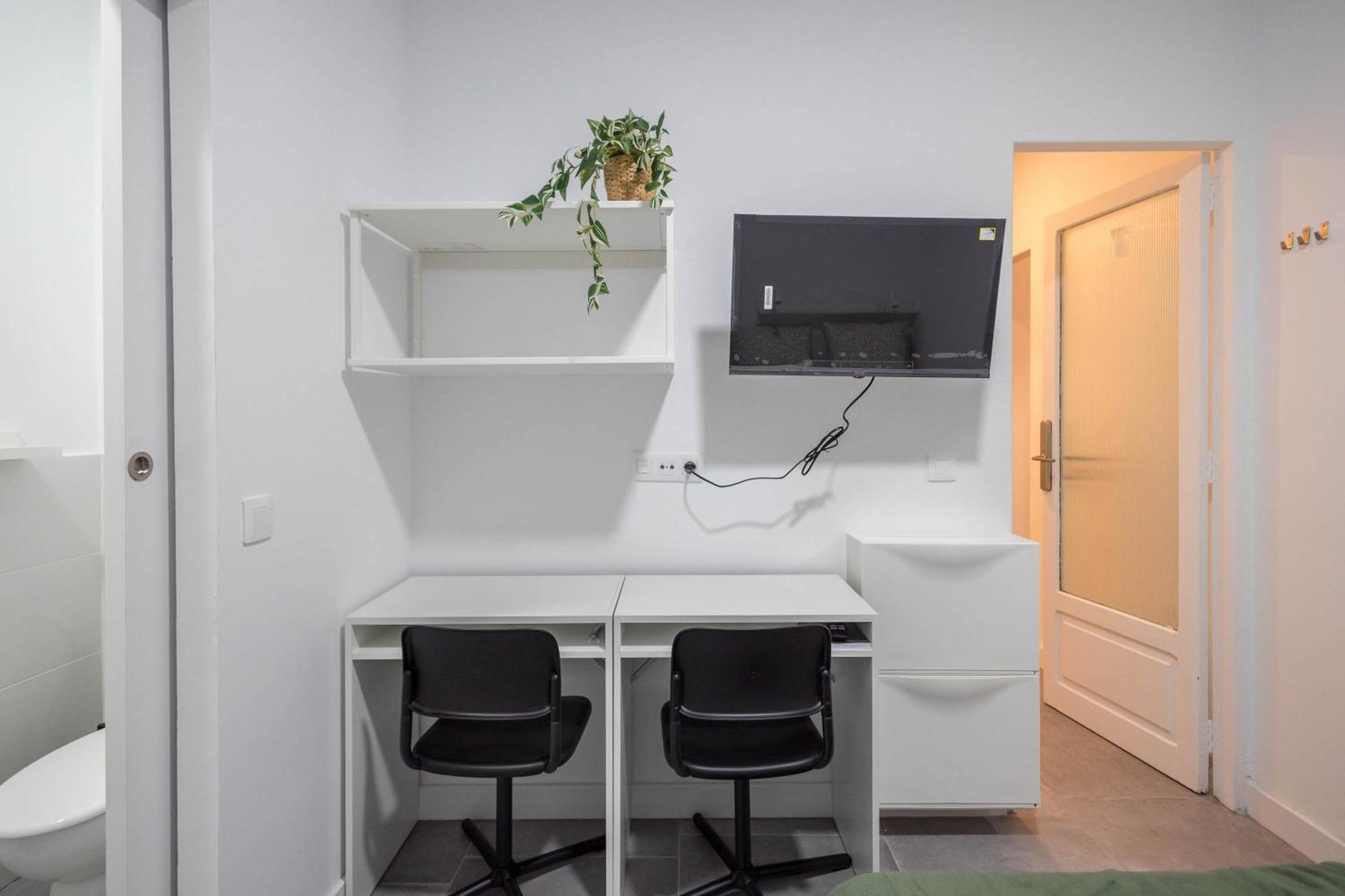 Gjestgiverier Coliving Mol-terrace, En-suite Bathroom, Fridge & Tv